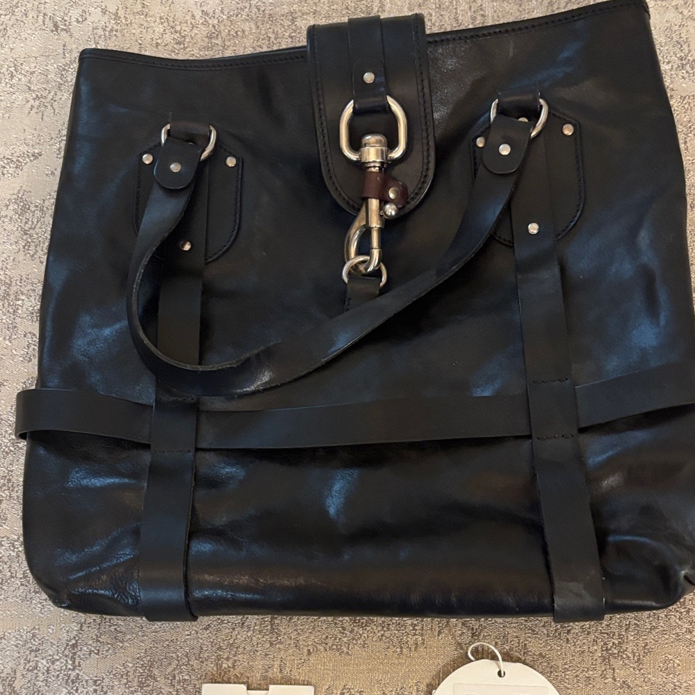 Chloe Sleek Black Leather Messenger Bag